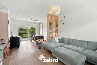 Deze instapklare woning met 3 slaapkamers, tuin en garage bevindt zich op een zeer centrale doch rustige ligging te Tielt, namelijk de Europawijk. Dankzij de centrale ligging bevinden diverse winkels, gezellige horecazaken, sportgelegenheden, scholen en het openbaar vervoer zich op wandel- en fietsafstand.<br /><br />Het gelijkvloers bestaat uit een inkomhal, een gezellige woonkamer, een geïnstalleerde keuken, een praktische berging, een toilet en een ruime garage met automatische poort<br /><br />Op het eerste verdiep bevinden zich 3 ruime slaapkamers, een dressing,, een nachthal en een badkamer die voorzien is van een dubbele wastafel, een ligbad, een douche en een toilet.<br /><br />Tot slot geven wij graag nog mee dat deze woning voorzien is van een gezellige tuin met terras en tuinhuis, een gerieflijke zolder, een oprit, automatische rolluiken, centrale verwarming op aardgas, EPC-label B, conforme elektriciteit, ...<br /><br /><strong>Ook wild geworden van deze thuis?<br />Twijfel niet langer en leg vandaag nog uw bezoek vast!</strong>