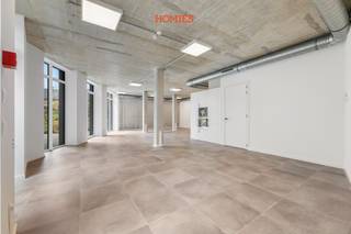 Met veel plezier bieden wij u deze commerciële nieuwbouwruimte aan op de Celestijnenlaan 52 D in Heverlee, een uitstekende locatie met vlotte bereikbaarheid en visibiliteit. Deze grote open ruimte van 110 m² is uiterst energiezuinig dankzij geothermische verwarming en koeling via vloerverwarming én een geavanceerd ventilatiesysteem D. Het pand is voorzien van automatische verlichting, afvalcontainers, een volledig uitgeruste keuken met alle nodige toestellen, een extra aparte ruimte, een douche en een toilet, wat het comfort voor personeel en klanten aanzienlijk verhoogt. Voor wie met de fiets komt, is er zowel een buitenfietsenstalling, ideaal voor klanten, als een inpandige fietsenstalling met laadpunten voor het personeel. Daarnaast zijn er overdekte parkeerplaatsen te huur aan €100 per plaats, met optionele laadpunten voor elektrische wagens. Deze commerciële ruimte is perfect instapklaar en biedt u het bijkomende voordeel dat u gedurende de eerste vijf jaar na ingebruikname geen onroerende voorheffing hoeft te betalen. De maandelijkse huurprijs bedraagt €2.750. Alle nutsvoorzieningen worden op eigen naam afgesloten. Interesse? Contacteer ons voor meer informatie of een vrijblijvend bezoek via 016/22 82 22 of info@homies.be.