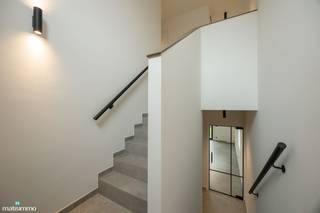 <span>HOOGWAARDIG AFGEWERKTE NIEUWBOUWWONING MET DRIE SLAAPKAMERS EN TUIN (INCLUSIEF TUINONDERHOUD) TE RIEMST</span><br /><br />Deze nieuwbouwwoning vinden we terug aan Int Boelarvelt 19 te Zichen-Zussen-Bolder, een deelgemeente van Riemst. Dankzij de ligging in een doodlopende straat geniet de woning van veel rust en beperkte verkeersdrukte. Alle nodige faciliteiten zijn in de nabije omgeving gelegen, net zoals het op- en afrittencomplex van de autostrade waardoor omliggende dorpen en steden vlot bereikbaar zijn.<br /><br />De woning is afgewerkt met hoogwaardige materialen en is voorzien van alle comfort, zo zijn er 10 zonnepanelen, een regenwaterput van 5000 liter waarop de toiletten en de buitenkraan zijn aangesloten, een alarminstallatie, 1 laadpaal, verlichting en een warmtepomp.<br /><br />De indeling van de woning is als volgt:<br />GELIJKVLOERSE VERDIEPING:<br />- Inkomhal.<br /><br />VERDIEPING -1:<br />- Lichtrijke woonkamer met open keuken. De keuken is voorzien van een inbouwkoelkast, inductiekookplaat met afzuigkap, oven, microgolfoven en een vaatwasser.<br />- Ruime berging met inbouwkasten en aansluiting voor het wasmachine.<br />- Toilet.<br /><br />VERDIEPING +1:<br />- Nachthal.<br />- 3 slaapkamers.<br />- Badkamer. De badkamer is voorzien van een dubbele lavabo en een inloopdouche.<br /> - Toilet.<br /><br />De woning is voorzien van twee parkeerplaatsen en een ruime omheinde tuin met terras.<br /><br />De huurprijs bedraagt € 1.375,00 + € 225,00 vaste kosten per maand.<br />In de vaste maandelijkse kosten zitten volgende zaken inbegrepen: onderhoud warmtepomp, onderhoud regenwatersysteem + vervangen van de filters, onderhoud ventilatie + vervangen van de filters, onderhoud buiten (snoeien haag en perken, verwijderen grof onkruid, gebruik robotmaaier inclusief het onderhoud van de robotmaaier).<br /><br /><span>Wilt u graag een bezichtiging inplannen voor deze prachtige nieuwbouwwoning? Contacteer ons dan vrijblijvend via info@matisimmo.be.</span><br />