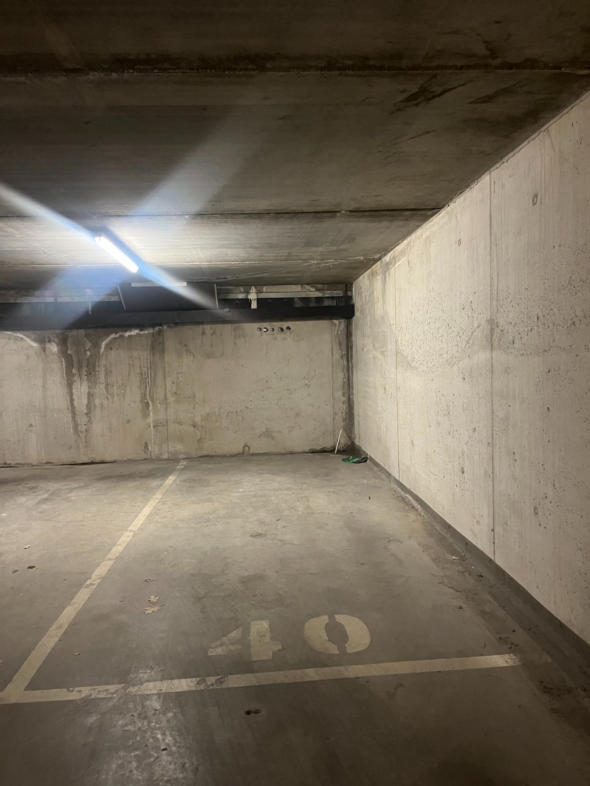 Uiterst centraal gelegen ondergrondse staanplaats te Waregem - photo 2