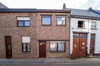 <p>Interesse in dit pand? Neem voor bijkomende informatie of het maken van een afspraak rechtstreeks contact op met Kevin Jansegers via <strong>+32 478 96 68 17</strong> of <strong>kevin.jansgers@copandi.be</strong>.</p><p>Wie op zoek is naar een instapklare woning met een praktische indeling in een rustige, groene straat, komt met deze woning in de Aimé de Langlestraat in Niel ongetwijfeld ogen tekort. Het pand uit 1940 ademt een tijdloos karakter en werd licht opgefrist, waardoor je als bewoner meteen kan genieten zonder grote werken te moeten plannen. De ligging combineert rust met bereikbaarheid, ideaal voor wie houdt van een thuisgevoel zonder in te boeten aan comfort.</p><p>Binnen vind je een heldere indeling verspreid over een bewoonbare oppervlakte van 150 m². Het gelijkvloers ontvangt een lichtrijke woonkamer die naadloos overgaat in de keuken, perfect voor gezellige momenten met familie of vrienden. Op de verdieping tref je drie ruime slaapkamers en een volledig uitgeruste badkamer aan, voldoende voor een gezin of wie extra ruimte wenst als bureau of hobbykamer. De woning telt daarnaast een berging en dankzij de aanwezige nutsvoorzieningen zoals water, elektriciteit en gas is alles aanwezig om meteen te kunnen verhuizen.</p><p>Buiten wacht een zongerichte koer op het zuiden en is ideaal om tot rust te komen of buiten te eten tijdens zonnige dagen. De woning is voorzien van dubbel glas in hout en pvc en een hellend dak met isolatie, wat bijdraagt aan het wooncomfort. Verwarmen gebeurt via radiatoren op aardgas met condensatieketel. Het EPC-label D geeft een realistisch beeld van het energieverbruik, met ruimte voor verdere optimalisatie naar wens van de nieuwe eigenaar.</p><p>De buurt zelf biedt alles wat je nodig hebt: winkels, scholen, sportfaciliteiten en openbaar vervoer bevinden zich op wandelafstand, terwijl ook het station en de invalswegen vlot bereikbaar zijn. Deze combinatie van rust en bereikbaarheid maakt Niel een gegeerde plek om te wonen. Benieuwd of deze woning jouw nieuwe thuis wordt? Neem gerust contact op om een bezoek in te plannen, of ontdek de virtuele tour alvast online.</p>