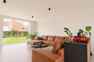 <p><span>*** QUICK SALE MET BIEDPRIJS VANAF 485.000 EUR * Kijk -en bieddagen op 16, 17 en 18 juli (enkel op afspraak) </span></p><p><span>HEDENDAAGSE NIEUWBOUW MET FOCUS OP ENERGIE EFFICIENTIE</span></p><p><span> </span></p><p><span>Deze schitterende half open woning geniet van een uiterst rustige ligging in een groene omgeving. <br />Een goed doordachte indeling en veel aandacht voor licht en ruimte zorgen er voor op en top woonplezier.</span></p><p><span> </span></p><p><span>De groene voortuin brengt ons naar de inkom met apart toilet en traphal.<br />De leefruimte pakt uit met grootse afmetingen, mooie glaspartijen en een zalig tuincontact.  <br />Zithoek, eethoek en keuken zijn er in harmonie met elkaar verbonden. <br />De keuken werd functioneel ingericht met een extra breed werkblad dat perfect dienstdoet als gezellige ontbijt- of aperohoek. <br />Aansluitend is een praktische berging.</span></p><p><span> </span></p><p><span>Op het verdiep zijn 3 slaapkamers, een stralende badkamer, een tweede toilet en een praktische bergruimte.</span></p><p><span> </span></p><p><span>Complete rust kan je zeker buiten vinden, het mooi terras wordt er aangevuld met een groen gazon en is afgeboord met opgroeiende hagen.<br />Aansluitend aan de woning is een grote carport, reeds voorzien van laadpaal, achteraan is een praktisch tuinhuis.</span></p><p><span> </span></p><p><span>RECENTE NIEUWBOUW AAN REGISTRATIERECHTEN<br />ENERGIEZUINIG<br />RUSTIGE LIGGING<br />MOOIE RUIMTES<br />GROENE TUIN</span></p><p><span> </span></p><p><span>Reserveer nu jou bezoek op de kijk -en bieddag via info@century21viaplus.be of 056/24.38.12</span></p><p><span>*niet bindende vanafprijs, de verkoop komt tot stand door aanvaarding van het uitgebrachte bod / biedingen dienen te worden uitgebracht uiterlijk maandag 20 juli om 13.30u.</span></p><p><span> </span></p><p><span> </span></p><p><span> </span></p>
