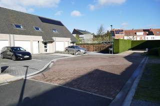 Ruime instapklare rijwoning aan het einde van een doodlopende straat in een fijne, rustige woonwijk te Eeklo.* Locatie:Rustig gelegen, maar met veel...