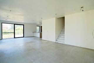 Deze tot in de puntjes afgewerkte nieuwbouw woning is een mega ruime woning. De bouwheer zal ook nog de tuin, terras en oprit aanleggen...