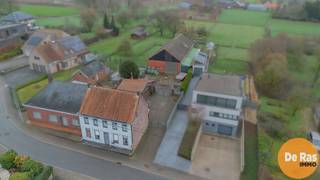 ROZEBEKE - Solide burgerwoning met loods van ca. 300m² in landelijk kader.Deze unieke eigendom treft u in het landelijke Rozebeke, deelgemeente van...