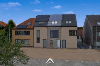 <p>Op zoek naar een <strong>instapklare, energiezuinige nieuwbouwwoning</strong> in een <strong>rustige, kindvriendelijke buurt</strong>, toch dicht bij alle voorzieningen? Deze woning maakt deel uit van een kleinschalig project te Walle, in een <strong>doodlopende, autoluwe straat</strong> met speelplein vlakbij. Grootwarenhuis, fitness, parken, scholen en de universiteit liggen op wandel- of fietsafstand.</p>
<p>We komen binnen in de inkomhal, met apart gastentoilet, vestiaire en een ruime berging. Via de leefruimte bereiken we de <strong>volledig uitgeruste open keuken</strong> met vaatwas, inductiekookplaat en ingebouwde koelkast/diepvriezer. Een achteringang geeft rechtstreeks toegang tot de tuin.</p>
<p>Op de verdiepingen vinden we 3<strong> volwaardige slaapkamers</strong>, een badkamer en een apart toilet. De zolderverdieping is een <strong>polyvalente ruimte, in te richten naar eigen wens</strong> — ideaal als bureau, hobbyruimte of extra slaapkamer.</p>
<p>Deze BEN-woning behaalt <strong>label A</strong>, dankzij een luchtdichte bouw, vloerverwarming (warmtepomp klaar), een energiezuinig ventilatiesysteem type D, zonnepanelen en regenwaterput. Buiten geniet u van een <strong>tuin</strong>, een <strong>eigen parkeerplaats</strong> en een <strong>fietsstalplaats</strong>, met bijkomende parkeergelegenheid op straat.</p>
<p><strong>Troeven op een rij:</strong> <br />✅ Instapklare BEN woning — Label A <br />✅ Rustige, kindvriendelijke en autoluwe straat, vlakbij speelplein <br />✅ Wandel-/fietsafstand tot grootwarenhuis, fitness, parken, scholen en universiteit <br />✅ Volledig uitgeruste keuken <br />✅ 2 volwaardige slaapkamers + polyvalente zolderruimte naar keuze in te richten <br />✅ Zonnepanelen, vloerverwarming en regenwater <br />✅ Eigen parkeerplaats en fietsstalplaats <br />✅ Kunststof ramen Schüco, kleidakpannen, betonnen vloerplaatfundering</p>
<p>Heeft u interesse in deze woning? Contacteer ons dan gerust voor meer informatie over de bezoekmogelijkheden!</p>
<p><em>(Bewoonbare oppervlakte is bruto op basis van het plan van de architect.)</em></p>