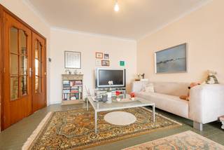 Dit 2-slaapkamerappartement bevindt zich in een verzorgde bel-etagewoning die uit slechts twee appartementen bestaat. Hierdoor geniet u van een rustige en aangename woonomgeving ideaal voor wie rust wil combineren met de nabijheid van het bruisende stadscentrum.<br />Zowel de leefruimte als de keuken bevinden zich aan de voorzijde van het gebouw en baden door de grote raampartijen volop in het licht.<br />Verder beschikt het appartement over een apart gastentoilet en een badkamer met lavabo en bad met douchefunctie.<br />Aan de rustige achterzijde bevinden zich de twee slaapkamers, die beide uitkijken op de grote, diepe tuin en het terras. <br />Een bijkomende troef is de privatieve kelderberging. Vanuit deze berging heeft u rechtstreeks toegang tot de tuin, wat bijzonder praktisch is voor het stallen van tuinmateriaal.<br />De garage wordt gedeeld met de andere bewoner van de woning en is bijzonder praktisch voor het veilig stallen van fietsen.<br />De woning is beschikbaar vanaf 01 november 2026.<br />De maandelijkse huurprijs bedraagt 995 EUR en er zijn geen gemeenschappelijke kosten. De nutsvoorzieningen (elektriciteit, gas water en internet) dient de huurder zelf afsluiten bij een leverancier naar keuze. <br />Interesse? Contacteer ons dan vrijblijvend voor bijkomende informatie of een bezoek ter plaatse.<br />info@covas.be // 016 40 60 20 // www.covas.be