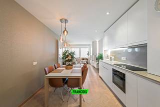 Luxueus gerenoveerd appartement met frontaal zeezicht op de Albert I Promenade te Oostende. <br /><br />Gelegen op de Albert I Promenade, biedt dit appartement u een fantastische woonervaring aan de kust. U geniet hier van frontaal zeezicht, bevindt zich op enkele stappen van het centrum en het appartement zelf werd recent volledig gerenoveerd. Bij de renovatie was er zowel oog voor esthetiek als energiezuinigheid. <br /><br />Het appartement geniet een logisch indeling met ten eerste een inkomhal die de kamers met elkaar verbindt. De ruime leefkamer is ingedeeld in een leef-en eethoek met tevens een open keuken. Vanuit de gehele leefruimte geniet u steeds van het frontale zeezicht. In de leefhoek is er een gezellig haardvuur (type bio-ethanol) voorzien. <br /><br />Er zijn twee volwaardige slaapkamers aanwezig, elk voorzien van talrijke inbouwkasten. De badkamer is uitgerust met een lavabo, inloopdouche en handdoekradiator. Het toilet is apart. <br /><br />Aan de achterzijde van het appartement heeft u een terras. <br /><br />De handige technische berging biedt plaats en aansluiting voor een wasmachine. In de kelderverdieping van het gebouw is er een privatieve berging aanwezig. <br /><br />Bent u op zoek naar een appartement met frontaal zeezicht? Aarzel dan niet en neem contact op voor meer info of een afspraak. <br /><br />