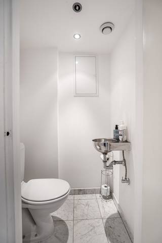 Dit charmante duplexappartement is gelegen op de prestigieuze Louizalaan, in een mooi en goed onderhouden gebouw. Het appartement onderscheidt zich door zijn overvloedige natuurlijke lichtinval, aangename indeling en uitstekende ligging.
Op de benedenverdieping bevindt zich een inkomhal met een apart gastentoilet, die toegang geeft tot de lichtrijke leefruimte. De grote raampartijen, die zich uitstrekken over de volledige hoogte, zorgen voor een ruimtelijk gevoel en een overvloed aan natuurlijk licht. De leefruimte omvat een open keuken en geeft toegang tot een balkon, ideaal om even tot rust te komen.
Op de bovenverdieping bevindt zich een comfortabele slaapkamer met ingebouwde kasten, evenals een badkamer.
Dankzij de topligging op de Louizalaan, vlak bij winkels, openbaar vervoer en het Ter Kamerenbos, geniet u hier van een aangename woonomgeving met alle voorzieningen binnen handbereik, in het hart van Brussel.