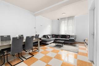 BEZOEKMOMENT ZATERDAG 18/04 VAN 14U-16U

In een rustige wijk, op wandelafstand van winkels, de haven en de polders, vinden we deze aangename woning met verrassend veel ruimte en parkeermogelijkheden in de directe omgeving. Een ideale ligging voor wie comfortabel wil wonen met alles binnen handbereik.

Via de inkomhal kom je in de ruime en lichtrijke living, die naadloos overgaat in de grote, aanpalende keuken. Deze open indeling zorgt voor een aangenaam gevoel van ruimte en maakt het geheel perfect voor dagelijks leven en gezellige momenten. Op het gelijkvloers bevindt zich eveneens een apart gastentoilet.

Op de eerste verdieping vinden we twee volwaardige en ruime slaapkamers, evenals een badkamer met een tweede toilet. Alles is praktisch ingericht en biedt het nodige comfort voor een gezin of koppel.

De absolute troef van deze woning bevindt zich op de zolderverdieping. Deze werd ingericht als een ruime derde slaapkamer en beschikt bovendien over een eigen doucheruimte. Ideaal als master bedroom, hobbyruimte of voor gasten.

Met haar rustige ligging, praktische indeling en extra zolderkamer biedt deze woning tal van mogelijkheden voor wie op zoek is naar ruimte en comfort.

👉 Plan nu je bezoek via jens@keyimmo.be of 0496 41 55 77 en mis deze kans in Blankenberge niet.