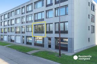 Dit tweeslaapkamerappartement geniet van een uitstekende ligging op wandelafstand van het centrum van De Haan en alle nodige voorzieningen. Met een bewoonbare oppervlakte van 66 m² biedt het een praktische indeling en vormt het een ideale keuze als vaste woonst, tweede verblijf of investering aan de kust.<br /><br />Via de inkomhal bereikt u de woonkamer en aansluitende open keuken, uitgerust met Siemens-toestellen. Verder beschikt het appartement over een berging, twee volwaardige slaapkamers en een badkamer met douche, lavabo, toilet en aansluiting voor een wasmachine. Een gemeenschappelijk terras op het gelijkvloers en een privatieve staanplaats vormen bijkomende troeven.<br /><br />Het gebouw dateert van 1975, maar het dak en de gevel werden reeds vernieuwd. Het appartement is voorzien van PVC-ramen met dubbele beglazing en centrale verwarming op aardgas. Met een EPC-label B (168 kWh/m²/jaar) geldt er geen renovatieplicht.<br /><br />Een mooie opportuniteit voor wie op zoek is naar comfortabel wonen of een eigen plekje aan zee, op een gegeerde locatie in De Haan!