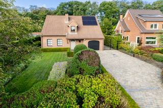 <p><strong>Instapklare woning op 1.440 m² met 4 slaapkamers in Oostmalle!</strong></p>
<p>Op zoek naar een <strong>ruime, instapklare én energiezuinige gezinswoning</strong> op een centrale locatie in Oostmalle? Deze goed onderhouden open bebouwing op een perceel van maar liefst <strong>1.440 m²</strong> biedt volop ruimte, comfort en privacy.</p>
<p><strong>Troeven in de kijker </strong></p>
<ul>
<li>4 slaapkamers en een bewoonbare oppervlakte van 219 m²</li>
<li>Ruime westgerichte tuin</li>
<li>EPC label B</li>
<li>Zonnepanelen met een opbrengst van ca. 6.000 kWh/jaar</li>
<li>Thuisbatterij van 10 kWh</li>
<li>Energiezuinige Vaillant condensatieketel</li>
<li>Volledig uitgeruste keuken</li>
<li>Badkamer met douche én ligbad</li>
<li>Ruime woonkamer</li>
<li>Tal van recente vernieuwingen: buitenschrijnwerk (2016), badkamer en vloeren (2017), verwarmingsinstallatie (2025), zonnepanelen (2023), thuisbatterij (2024), tuinverlichting en poort (2024)</li>
<li>Park De Renesse in je achtertuin</li>
<li>Gelegen op een niet-overstromingsgevoelig perceel</li>
</ul>
<p><strong>Indeling</strong></p>
<p>Op het gelijkvloers bevinden zich een inkomhal, ruime woonkamer, volledig uitgeruste keuken, vernieuwde badkamer, apart toilet en garage. De verdieping beschikt over 4 slaapkamers. De zolderverdieping loopt over de volledige woning.</p>
<p>Buiten geniet u van een prachtig aangelegde, westgerichte tuin met tuinhuis, verlichting en voldoende ruimte voor ontspanning en spel.</p>
<p>Een ruime gezinswoning waar u zonder werken kunt intrekken, met bovendien heel wat recente investeringen en een uitstekende ligging aan park De Renesse.</p>
<p>Interesse? Neem contact op met FLOR Vastgoed via info@flor-vastgoed.be en ontdek deze woning tijdens een bezoek.</p>