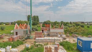 <h3><span>Jouw natuurwoning in Hof ter Heiken</span></h3><p><span>Deze natuurwoning maakt deel uit van een uniek woonconcept waar duurzaam wonen, privacy en eenvoud centraal staan. Dankzij de slimme architectuur en de doordachte indeling geniet je van alle voordelen van een vrijstaande woning, gecombineerd met een beperkt onderhoud en een betaalbaar totaalplaatje.</span></p><p><span>Troeven van deze natuurwoning:</span></p><ul><li><span> Vrijstaande woning met een uniek woonconcept</span></li><li><span> Praktische en efficiënte indeling met maximale ruimtebeleving</span></li><li><span> 2 slaapkamers</span></li><li><span> Privatief terras aansluitend op gemeenschappelijk groen</span></li><li><span> Privatieve staanplaats en tuinberging</span></li><li><span> Grote raampartijen voor een optimale lichtinval</span></li><li><span> Energiezuinig dankzij geothermie en zonnepanelen</span></li><li><span> Gelegen in een rustige, groene en autoluwe omgeving</span></li><li><span> Onderhoud van het gemeenschappelijke groen wordt verzorgd</span></li><li><span> Vandaag nog de mogelijkheid om de afwerkingsmaterialen naar eigen smaak te kiezen</span></li><li><span> De woning bevindt zich in een vergevorderd bouwstadium, waardoor een snelle oplevering mogelijk is</span></li><li><span> Beslis vandaag en geniet binnenkort van een instapklare, duurzame nieuwbouwwoning.</span></li></ul><p><span> </span></p><p><span>Ontdek de specifieke indeling, oppervlaktes en kenmerken van deze natuurwoning en laat je verrassen door een uniek woonconcept waar betaalbaarheid, comfort en natuur samenkomen.</span></p><p><span> </span></p>