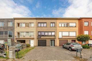 <p><span>Prachtige gezinswoning met moderne afwerking in rustige wijk van Stabroek.</span></p><p><span> </span></p><p><span>De woning wordt te koop aangeboden met een minimum-/instelprijs. Biedingen op of boven de prijs zijn toegelaten.</span></p><p><span> </span></p><p><span>Deze instapklare woning combineert licht, ruimte en hedendaags comfort op een perceel van 192 m². Met een bewoonbare oppervlakte van ca. 165 m² beschikt ze over drie slaapkamers, een moderne badkamer, ruime garage en onderhoudsvriendelijke tuin.</span></p><p><span>De open leefruimte baadt in natuurlijk licht dankzij grote raampartijen en vormt samen met de eetruimte een gezellige, uitnodigende plek. De </span><span>recent vernieuwde keuken</span><span> is een echte blikvanger: strak afgewerkt, voorzien van kwalitatieve toestellen, een centraal eiland en een </span><span>gasvuur met vijf kookzones</span><span> – perfect voor wie graag kookt.</span></p><p><span> </span></p><p><span>Op de begane grond bevindt zich ook een handige bijkeuken/wasruimte met toegang tot buiten. Boven zijn drie volwaardige slaapkamers en een moderne badkamer met alle comfort.</span></p><p><span>Buiten geniet u van een tuin met terras, ideaal voor ontspanning of speelplezier. </span></p><p><span>Een ruime oprit en garage zorgen voor extra gemak.</span></p><p><span> </span></p><p><span>Troeven:</span></p><ul><li><span>Recent vernieuwde keuken met eiland en gasvuur</span></li><li><span>Open, lichtrijke leefruimte</span></li><li><span>Drie slaapkamers, moderne badkamer en apart gastentoilet</span></li><li><span>Ruime garage</span></li><li><span>Onderhoudsvriendelijke tuin</span></li><li><span>Rustige, kindvriendelijke ligging nabij winkels, scholen en openbaar vervoer</span></li><li><span>Gunstig EPC B</span></li></ul><p><span>Met haar recente vernieuwingen, energiezuinige prestaties en evenwichtige woonindeling biedt deze woning een comfortabel en zorgeloos woonverhaal. </span></p><p><span>Een thuis waar kwaliteit en praktisch wonen hand in hand gaan.</span></p>