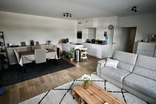 Mooi dakappartement met 1 slaapkamer ! <br /><br />Indeling : Inkomhal , apart toilet , badkamer , slaapkamer , woonkamer met open keuken , berging , overdekt terras . <br />Ondergrondse autostaanplaats + berging inbegrepen . <br /><br />Gebouw voorzien van lift . <br /><br />Huur 800 euro + 50 euro gemeenschappelijke kosten.