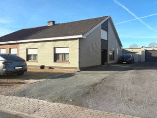 In het rustige Teralfene, op een bijzonder gunstige locatie nabij het station én de oprit van de E40, ontdek je deze halfopen bebouwing op een mooi perceel van 6 are. De woning biedt een grote, lichtrijke leefruimte en een praktische, gesloten keuken met directe toegang tot de tuin. Verder beschikt ze over een ruime badkamer en twee comfortabele slaapkamers.<br /><br />De woning vraagt op bepaalde vlakken een update naar de hedendaagse normen, maar vormt tegelijk een solide basis om volledig naar eigen smaak te moderniseren. Een extra troef: er geldt géén renovatieverplichting, wat je de vrijheid geeft om de werken uit te voeren op jouw tempo. De ruime zolder biedt bovendien extra potentieel: mits het plaatsen van een vaste trap kunnen hier perfect bijkomende kamers worden ingericht.<br /><br />Buiten geniet je van een ruime oprit met plaats voor maar liefst vijf wagens én een vrijstaande garage voor één auto.<br /><br />Een woning met mogelijkheden op een toplocatie, ideaal voor wie rustig wil wonen en toch vlotte verbinding zoekt.<br /><br />Kom snel de mogelijkheden ontdekken via www.wsb-immo.be.