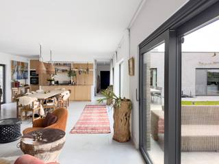Deze moderne laagbouwvilla is gelegen op een ruim perceel van 863 m², in een residentiële villawijk met vlotte aansluiting op de belangrijkste invalswegen van Knokke-Heist.<br /><br />De woning werd ontworpen met een duidelijke focus op hedendaagse architectuur, duurzaamheid en wooncomfort. Dankzij de recente realisatie voldoet zij aan alle actuele bouwnormen. Met een E-peil van 32, de aanwezigheid van zonnepanelen, thuisbatterij, domotica, vloerverwarming en een ventilatiesysteem type C, betreft het een energiezuinige en toekomstgerichte woonoplossing met een aangenaam binnenklimaat.<br /><br />Aan de voorzijde biedt de brede en lange oprijlaan, in combinatie met de carport, plaats aan meerdere wagens en het nodige praktische comfort.<br /><br />Binnenin wordt de toon gezet door licht, ruimte en een doordachte eenvoud. De leefruimte, eetplaats en open keuken vloeien naadloos in elkaar over en creëren een bijzonder aangename en open woonbeleving. Grote raampartijen zorgen voor een maximale lichtinval en versterken de visuele connectie met de tuin.<br /><br />De keuken is volledig uitgerust met kwalitatieve, ingebouwde toestellen en werd strak en functioneel vormgegeven. De aansluitende eet- en leefruimte bieden flexibiliteit in inrichting en gebruik.<br />De slaapvertrekken zijn praktisch en comfortabel ingedeeld. De villa beschikt over drie volwaardige slaapkamers, waarvan twee met een eigen badkamer. De masterbedroom vormt een afzonderlijke vleugel en omvat naast de ruime slaapkamer een dressing en een privatieve badkamer uitgerust met ligbad, inloopdouche, toilet en dubbele wastafel.<br /><br />De woning beschikt tevens over een bijzonder ruime technische berging van 21,07m², waarin alle technieken overzichtelijk zijn ondergebracht en die bijkomend tal van praktische opbergmogelijkheden biedt. Deze ruimte is bovendien rechtstreeks toegankelijk vanuit de tuin, wat het gebruikscomfort aanzienlijk verhoogt.<br /><br />De tuin werd zorgvuldig aangelegd en biedt een aangename combinatie van rust en privacy. De patio sluit harmonieus aan op de buitenruimte, waardoor een natuurlijke overgang ontstaat tussen binnen en buiten. Daarnaast is er een afzonderlijke tuinberging voorzien.<br /><br />Deze eigendom vormt zowel voor eigen bewoning als voor investering een bijzonder interessante opportuniteit.<br />Voor bijkomende informatie of een bezoek ter plaatse: 050 60 60 78 of info@immonano.be.