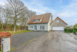 Op de Steenweg op Ravels 305 in Oud-Turnhout bevindt zich deze woning op een ruim perceel van ca. 1.395 m². Dit eigendom biedt niet alleen...