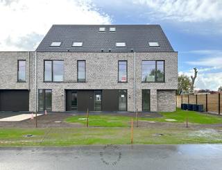 Dit luxe duplexappartement is prachtig gelegen in het rustige groene Verrebroek.Het appartement is gelegen op de eerste en tweede verdieping.Uw...