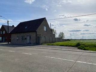 🏡 Woning te koop te Beerst 🏡• Inkom met gastentoilet• Open leefruimte• 3 slaapkamers• 2 badkamers• Aparte wasruimte• Ruime garage met zolder•...