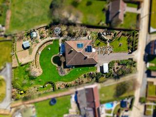 Vlieg mee over dit perceel: https://www.youtube.com/embed/oq05oZp_vfU<br /><br />In de onmiddellijke omgeving van het HOTONDBOS bevindt zich deze KLASSEVOLLE WONING op een uiterst ruim perceel in een RUSTIGE STRAAT nabij het CENTRUM.<br />Deze CHARMANTE EIGENDOM in SPAANSE BOUWSTIJL geniet van een RUIM WOONVOLUME (+- 315m²) dat aangevuld wordt met een PRACHTIG AANGELEGDE TUIN (3496m²). <br />KARAKTERVOLLE ELEMENTEN zorgen voor een unieke sfeer in deze open bebouwing die tevens beschikt over UITBREIDINGSMOGELIJKHEDEN op de zolderverdieping én geniet van de energiezuinige voorziening van 22 ZONNEPANELEN MET THUISBATTERIJ.<br />Het interieur, volledig gesitueerd op de gelijkvloerse verdieping, is momenteel onderverdeeld in een inkomhal met gastentoilet, een leefruimte met "serranda" en toegang tot de ruime keuken, een bergruimte, 3 slaapkamers en een badkamer. Daarnaast is er nog een praktische kelder aanwezig én is er mogelijkheid tot het inrichten van extra slaapkamers op de zolderverdieping mits het plaatsen van een vaste trap.<br />De prachtige en zonnige tuin biedt verschillende charmante hoekjes met veel beplanting, terrassen, een vijver, ... kortom een echte oase van rust. Parkeergelegenheid is terug te vinden aan de carport op de ruime oprit die afgesloten is van de straatzijde doormiddel van een poort.<br /><br />Adres: Steenveldstraat 1D te Ronse.<br /><br /><span>G-score + P-score A. Geen renovatieverplichting van toepassing.</span>