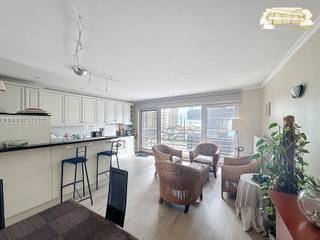 Geniet van een heerlijk verblijf in deze volledig gemeubelde triplex Orchis met panoramisch zeezicht, inclusief een ruim zuidgericht terras op de...