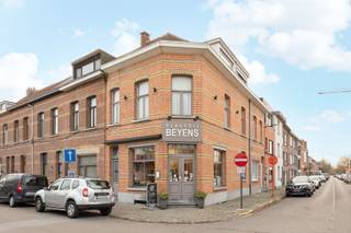 Dit hoekpand, gelegen te Fredericusstraat en Kaphaanlei, geniet van een goede zichtbaarheid en een strategische ligging in Mortsel. De locatie...