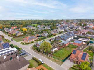 <strong>Zeer gunstig gelegen bouwgrond van 444 m² voor ruime HOB</strong><br /><br /><strong>Ideaal gelegen</strong> in de Veestraat, een verbindingsstraat tussen Bolk en de Konijnenberg. Op veilige wandel/fietsafstand van scholen, winkels, sportinfrastructuur en met vlotte bereikbaarheid naar de autostrade E34 en omliggende gemeentes.<br /><br />Het gaat om een <strong>mooi perceel van 12 m² breed op +/- 37,5 m diep</strong>, bestemd voor een <strong>halfopen bebouwing.<br /><br /></strong>Mogelijkheden om te bouwen:<br />9 m breed op 17 m diep voor het gelijkvloers. Eerste verdieping van 9 x 13 m diep + schuin dak of plat dak<br />Of gelijkvloers en verdieping van 9 x 13 m² met plat dak.<br />Een gelijkvloers woning is ook mogelijk mits voorwaarden. <br /><br />Een ruime woning van <strong>+/- 300 m² bruto opp</strong> is hierdoor mogelijk. Alsook een groot tuinhuis achteraan.<br /><br />Watertoets van toepassing. Geen bouwverplichting!<br /><br />Voor meer info of verkavelingsplan en -voorschriften contacteer ons via info@dilegno.immo of 014 70 73 23