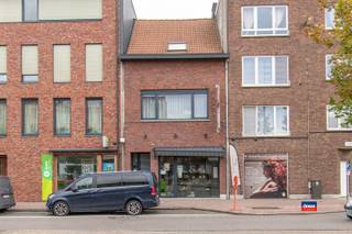 <p><span>HOBOKEN (CENTRUM) | UITSTEKEND GELEGEN HANDELSHUIS MET WOONST EN OPENBARE PARKING VOOR DE DEUR | EPC C</span></p><p><span>IDEAAL ALS SCHOONHEIDSSALON OF VOOR VRIJE BEROEPEN </span></p><p><span> </span></p><p><span>INDELING :</span></p><p><span>Gelijkvloers : aparte inkom voor de woning - ingerichte handelsruimte met vooraan een winkel en achteraan verschillende behandelingsruimtes - koertje/terras</span></p><p><span>1e verdieping : traphal - woonkamer - eetplaats - keuken - badkamer</span></p><p><span>2e verdieping : 2 ruime slaapkamers + zolder</span></p><p><span> </span></p><p><span>TROEVEN :</span></p><p><span>- Vernieuwde voorgevel</span></p><p><span>- Zeer verzorgde handelsruimte met inbouwkasten en sanitaire voorziening</span></p><p><span>- Aparte meters voor elektriciteit (gas en water gemeenschappelijk)</span></p><p><span>- Parking voor de deur</span></p><p><span> </span></p><p><span> </span></p>