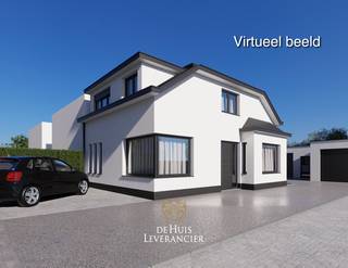 Deze halfopen bebouwing in de rustige Hofstraat, op wandelafstand van het centrum van Kontich, biedt een unieke kans voor wie werk en privé graag slim combineert. Achter deze woning schuilt namelijk een bijzonder troef: een atelier van maar liefst 116 m². Ideaal voor zelfstandigen, creatievelingen of ondernemers die op zoek zijn naar een ruime werkplek, opslagruimte of stille productieomgeving, zonder in te boeten op wooncomfort.<br /><br />De woning zelf vraagt om modernisering, maar vormt net daardoor een interessante opportuniteit om ze helemaal naar eigen smaak en noden te renoveren. Op het gelijkvloers kom je binnen in de inkomhal die toegang geeft tot zowel een lichtrijke leefruimte als de aparte eetplaats. De keuken sluit hierbij aan en biedt een zicht op het achterliggende atelier. Boven zijn er drie slaapkamers en een ruime badkamer, terwijl de zolder nog extra mogelijkheden biedt voor uitbreiding of opslag.<br /><br />De ligging is bijzonder gunstig: Kontich ligt strategisch tussen Antwerpen en Mechelen, en is makkelijk bereikbaar via de E19. Ook het station Kontich-Lint ligt vlakbij, wat handig is voor wie regelmatig pendelt of klanten ontvangt. Ondanks die bereikbaarheid, geniet je hier toch van de rust van een woonwijk met weinig doorgaand verkeer.<br /><br />Het atelier achteraan maakt dit pand echt uniek in zijn soort. Niet alleen is het ruim, maar ook vlot bereikbaar via de zij-ingang en voorzien van twee koelcellen en een garage. Dit maakt het bijzonder geschikt voor wie werkmateriaal of voertuigen veilig en droog wil stockeren. Of je nu schilder, installateur, meubelmaker, designer of webshop-uitbater bent: hier werk je vanuit huis, zonder te moeten inboeten op ruimte of vrijheid.<br /><br />Ben jij die ondernemer of createur die zijn zaak naar een volgend niveau wil tillen, mét wooncomfort erbij? Dan is dit jouw kans.<br /><br />EPC : 572 kWh/m2 (Label F)<br />Stedenbouwkundige inlichtingen in aanvraag<br />Waterinfo : P-Score = A, G-Score = A<br /><br />Contacteer ons voor een bezoek en ontdek het potentieel van Hofstraat 41.<br />Dit is niet wat je zoekt ? Al gehoord van AANKOOPBEGELEIDING ? Wij zoeken, bezoeken en onderhandelen mee met jou voor eigendommen die worden aangeboden door particulieren, andere makelaars of eigendommen die zelfs (nog) niet te koop staan?<br />Vraag meer informatie over aankoopbegeleiding via welkom@dehuisleverancier.be of 0489/069.000<br /><br />de Huisleverancier : Persoonlijk, voor iedereen Service, Kwaliteit en Vertrouwen !