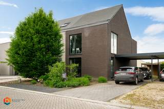 Op een uitstekende locatie te Keerbergen bevindt zich deze energiezuinige half open bebouwing met 3 slaapkamers en leuke tuin. U geniet hier van de rustige ligging in een doodlopende straat, toch vlakbij scholen, het openbaar vervoer en het centrum van Keerbergen. <br /><br />We betreden de woning via de inkomhal met apart gastentoilet en vestiaire. De leefruimte geniet van veel lichtinval door de grote raampartijen. Deze kunt u inrichten met een gezellige zithoek en een aparte eetplaats met zicht op de tuin. Hier is de open keuken mooi geïntegreerd in het geheel en voorzien van de voornaamste, kwalitatieve toestellen. Aansluitend bevindt zich de berging/wasplaats. De nachthal op de eerste verdieping geeft ons toegang tot 3 slaapkamers, een apart toilet, een extra wasplaats/berging en de badkamer met dubbele lavabo, ligbad en douche. Tenslotte bevindt zich op de tweede verdieping nog een ruime stockagezolder, die mits het plaatsen van een vaste trap nog omgevormd kan worden tot vierde slaapkamer. In de verzorgde, sfeervolle tuin met aangelegd terras kunt u steeds in alle rust en privacy genieten van het mooie weer. Een tuinhuis met pergola biedt u daarbij voldoende ruimte voor opslag van tuinspullen en/of fietsen. Naast de woning beschikt u verder nog over een carport. Tenslotte is de woning voorzien van zonnepanelen en een laadpaal. De elektriciteit is conform en de EPC score bedraagt slechts 80.  <br /><br />Dit is een uitstekende opportuniteit als u op zoek bent naar een rustig gelegen woning met 3 slaapkamers op een goede locatie te Keerbergen. Contacteer ons voor meer informatie op 0497 14 67 97 of via info@boonstravastgoed.be <br /><br />Bijzonderheden:<br />- Energiezuinig<br />- Rustige ligging<br />- 3 slaapkamers