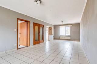 Looking for space and comfort in a prime location? This bright duplex apartment of no less than 138 m² on the outskirts of Sint-Niklaas has it all!Enjoy a spacious living area with dining area and access to a large terrace, a fully equipped kitchen and no less than 3 full bedrooms with bathroom on the upper floor.Additional assets? Electricity compliant, EPC C (no renovation requirement), double glazing and stores and supermarkets within walking distance.An ideal combination of space, location and comfort. Do not miss this opportunity!