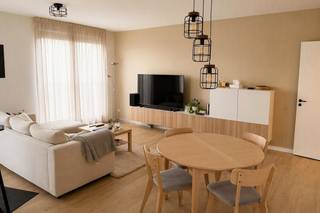 <p><span><strong>Ruim 2-slaapkamer dakappartement met autostaanplaats en berging.<br /><u><br />Een bezoek aanvragen kan eenvoudig via onze website: www.immodrie.be. Zoek het pand terug onder 'Te Huur' en selecteer vervolgens op de pagina de optie 'Bezoek aanvragen'. Omwille van de grote reeks aanvragen, worden verzoeken via Immoscoop of andere portaalsites niet verwerkt.</u></strong></span><br /><br />Op wandelafstand van de markt bevindt zich dit verzorgde dakappartement van 97 m². Dankzij de open leefruimte, twee terrassen en gunstige energiescore biedt dit appartement een aangename woonomgeving op een centrale ligging.</p>
<p>Via de inkomhal bereikt u de lichtrijke leefruimte met open keuken en aansluitende berging. Vanuit de woonkamer heeft u toegang tot een aangenaam terras.</p>
<p>De nachthal geeft toegang tot twee slaapkamers, een badkamer en een apart toilet. Aan de zijde van de slaapkamers bevindt zich een tweede terras.</p>
<p>Extra troeven:</p>
<ul>
<li>97 m² bewoonbare oppervlakte</li>
<li>2 slaapkamers</li>
<li>2 terrassen</li>
<li>Airco</li>
<li>Lift aanwezig</li>
<li>EPC-label A</li>
<li>Kelderberging inbegrepen</li>
<li>Privatieve autostaanplaats inbegrepen</li>
<li>Op wandelafstand van de markt</li>
</ul>
<p><strong>Huurprijs: € 1.050/maand inclusief servicekosten</strong></p>