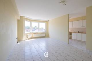 Rustig gelegen, lichtrijk appartement op de 3de verdieping van een verzorgd gebouw met lift. Het appartement beschikt over 2 slaapkamers, een geïnstalleerde keuken en een aangenaam terras. Onmiddellijk beschikbaar. Bushalte Peter Benoit bevindt zich op slechts 200 m.De maandelijkse lasten bedragen €140, voornamelijk voor het privatief verbruik van koud en warm water en verwarming.Mogelijkheid om afzonderlijk een binnenparking te huren.Ideaal voor wie rustig wil wonen, met vlotte bereikbaarheid.