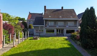 OVER DE WONINGDit handelspand van 451 m² ligt op een perceel van 1.497 m² en biedt talloze mogelijkheden voor zelfstandigen, vrije beroepen of...