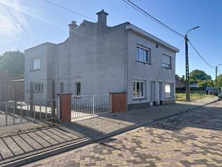 Op zoek naar een woning met potentieel? Deze solide halfopen bebouwing in de Poelstraat te Lebbeke biedt tal van mogelijkheden voor wie een woning volledig naar eigen smaak wil renoveren.<br /><br />De woning beschikt over een stevige constructie met betonnen welving en vormt daardoor een interessante basis voor een renovatieproject. Achteraan geniet u van een aangenaam uitzicht op de omliggende natuur, wat zorgt voor een bijzonder rustige woonomgeving.<br />Ook naar bereikbaarheid toe is deze woning gunstig gelegen, met een vlotte aansluiting naar belangrijke uitvalswegen en omliggende gemeenten. <br /><br />Aan de voorzijde beschikt de woning over een ruime oprit, met garage en praktische bergplaats. Hierdoor is er voldoende parkeergelegenheid en bergruimte.<br /><br /><u><strong>Troeven:</strong></u><br /><br />Halfopen bebouwing<br />Solide constructie met betonnen welving<br />Volledig te renoveren naar eigen smaak<br />Rustig en groen uitzicht achteraan<br />Gunstige ligging nabij belangrijke uitvalswegen<br />Ruime oprit<br />Garage<br />Bergplaats<br />Interessant renovatie- en woonpotentieel<br /><br />Neem vandaag nog contact op voor meer informatie of om een bezichtiging in te plannen. Peggy 0478/37.00.82 of per mail naar peggy@berno.be.<br /> 