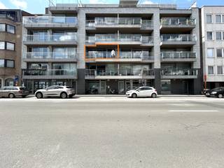 Nabij het centrum van Roeselare, vinden we dit recent appartement.<br />De kleuter- en lagere school, bakkerij, buurtwinkel, grootwarenhuizen, sportcentra en horecazaken zijn slechts op enkele ogenblikken van dit appartement verwijderd. <br /><br />Via de gemeenschappelijke inkomhal van residentie 'Constantinopel l' gaat u richting de tweede verdieping.<br />Hier treft u het appartement aan, wanneer u het appartement binnenkomt, komt u terecht in de inkomhal met vestiaire. De hal verleent toegang tot diverse ruimtes.<br /><br />Wanneer u verdergaat treft u de ruime, lichtrijke leefruimte aan met een open, geïnstalleerde keuken. <br />Verder geniet de leefruimte van veel natuurlijk licht en is er zicht op het terras.<br /><br />Vanuit de hal kan u richting de twee slaapkamers met toegang tot het tweede terras, badkamer met dubbele lavabo en ligbad, gastentoilet en technische berging.<br /><br />Verder beschikt dit appartement over dubbele beglazing, centrale verwarming op aardgas, videofoon, ...<br /><br /><strong>Goed om weten:</strong><br />Basishuurprijs: €790,-/maand<br />Provisie: €100,-/maand<br />Vrij vanaf heden<br /><br /><strong>Is dit het instapklare appartement waarvan u droomt? <br />Twijfel niet langer en leg vandaag uw bezoek vast! </strong>