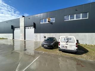 Ontdek deze recente KMO-unit van <strong>324 m²</strong> met een <strong>72 m² mezzanine</strong>, ideaal gelegen in <strong>Mariakerke</strong>, naast <strong>BPOST en BOELS</strong>, langs de <strong>Industrieweg</strong> en vlot bereikbaar via de <strong>R4</strong>.<br />De unit beschikt over<strong> 2 parkings</strong>.<br /><br />De unit is geschikt als <strong>opslagruimte</strong> en/of <strong>atelierruimte</strong> en biedt een kwalitatieve afwerking:
<ul>
	<li><strong>Stevige betonstructuur</strong> met beton- en sandwichpanelen</li>
	<li><strong>Geïsoleerd steeldeckdak</strong> met lichtstraat en rookluiken</li>
	<li><strong>Automatische sectionale poort</strong> voor eenvoudig laden en lossen</li>
	<li><strong>Polybetonvloer</strong> met een draagkracht van <strong>3T</strong></li>
	<li><strong>Drijfkracht aanwezig</strong></li>
	<li>Volledig overspannen met een <strong>vrije hoogte van 6,5 m</strong></li>
	<li><strong>Sanitair</strong> aanwezig - eventueel over te nemen</li>
</ul>
<br /><strong>Algemene kosten:</strong> € 75 / maand<br /><strong>Beschikbaar vanaf:</strong> 01/09 of 01/10<br /><br />Interesse? Contacteer ons voor meer informatie of een bezichtiging!