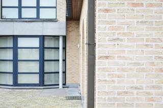 <p>Deze prachtig onderhouden en luxueuze villa op een perceel van <strong>1.372 m²</strong> beschikt over een bewoonbare oppervlakte van maar liefst <strong>275 m²</strong>. De woning heeft tal van mogelijkheden en is afgewerkt met de beste materialen. Achteraan de woning is er een ruime en mooi verzorgde tuin met aangelegde vijver. </p><p></p><p><strong>Indeling:</strong> inkomhal, vestiaire, lichtrijke woonkamer, volledig geïnstalleerde keuken met uitzicht op de achtergelegen tuin, voldoende bergruimte, bijkeuken met douche en een dubbele garage. Op de verdieping bevinden zich 2 slaapkamers, met de mogelijkheid tot het maken van een 3de, ruime badkamer met douche en ligbad, dressing en een bureauruimte. Tot slot zijn er voldoende aansluitingen voor al uw apparaten, is er nog een extra zolderruimte en beschikt de woning over een gecentraliseerd stofzuigsysteem. </p><p></p><p>CV op aardgas met condenserende ketel. Er zijn ook zonnepanelen voorzien! </p><p></p><p>Voor het onderhoud van de tuin wordt een extra kost van <strong>150,-</strong> voorzien. </p><p></p><p>Wenst u een bezoek ter plaatse? <strong>Plan uw afspraak via 0478 59 77 41 of michiel@altro-vastgoed.be</strong></p>