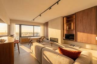 Op een uitzonderlijke toplocatie, met zicht op zowel het hinterland, de zee en de jachthaven van Blankenberge, bevindt zich dit stijlvol en tijdloos gerenoveerde appartement op de zesde verdieping van residentie 'Wielingen - Binnen Sande'. Dankzij de unieke ligging geniet u van een adembenemend uitzicht over de jachthaven, de duinen, de Noordzee én het hinterland. Vanaf het zonnige terras aan de voorzijde beleeft u elke dag opnieuw een schitterend schouwspel, met de late ochtend-, middag- en avondzon als extra troef.<br /><br />Binnen werd het appartement met oog voor detail en duurzame kwaliteitsmaterialen gerenoveerd. De tijdloze afwerking creëert een elegante en warme uitstraling, waardoor u hier jarenlang zorgeloos kunt genieten. De lichtrijke leefruimte sluit naadloos aan op de open, volledig uitgeruste kwaliteitskeuken, die zowel praktisch als stijlvol werd ingericht en over ruime opbergmogelijkheden beschikt.<br /><br />Via de nachthal bereikt u de smaakvol ingerichte badkamer, voorzien van een ruime inloopdouche en een groot badkamermeubel met dubbele wastafel. Het toilet vinden we apart van voornoemde slaapkamer op de hal. De aansluitingen voor wasmachine en droogkast, de technieken en extra stockageruimte treffen we dan weer in de handige bergruimte alsook in de vestiaire (maatwerk) in de hal. Verder beschikt het appartement over twee volwaardige, lichtrijke slaapkamers die beiden uitgeven op een tweede terras aan de achterzijde, waar u in alle rust kunt genieten. Verder is er een fietsenberging op kelderniveau naast de private kelderberging.<br /><br />Ook op technisch vlak scoort deze eigendom uitstekend, met centrale verwarming op aardgas, een conforme elektrische installatie en een gunstig EPC-label (Label B) Dankzij de hoogwaardige renovatie, de uitzonderlijke ligging en het fenomenale uitzicht vormt dit appartement de ideale vaste woonplaats, een luxueus tweede verblijf of een zorgeloze investering. Het appartement wordt gemeubeld verkocht waardoor onmiddellijke ingebruikname of verhuur mogelijk is.<br /><br />