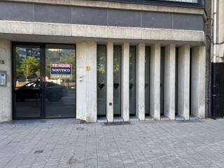 <p><strong>Gelijkvloerse kantoorruimte op toplocatie aan het Stadspark in Antwerpen</strong><span></span></p>
<p>Deze gelijkvloerse kantoorruimte geniet van een uitstekende ligging in het centrum van Antwerpen, vlak aan het Stadspark en met een vlotte bereikbaarheid via openbaar vervoer en belangrijke invalswegen.</p>
<p>Het pand is momenteel ingericht als dokterspraktijk en beschikt over een functionele indeling met een onthaal- en wachtruimte, meerdere praktijk- of kantoorruimtes en ruime archief- of opslagmogelijkheden in de kelder. Hierdoor is het uitermate geschikt voor een vrij beroep, medische praktijk, advocatenkantoor of andere professionele dienstverlening.</p>
<p><span>Indeling gelijkvloers:<br /></span>Inkomhal/wachtruimte van ca. 20 m².<br />Twee afzonderlijke toiletten met lavabo.<br />Twee kleedruimtes, telkens voorzien van een lavabo.<br />Drie kantoor- of praktijkruimtes van ca. 27 m², 19 m² en 7 m².</p>
<p><span>Kelderverdieping (-1):</span><br />Ruime opslag- of archiefruimtes van ca. 35 m², 33 m², 13 m² en 10 m².</p>
<p>Een praktische kantoorruimte met veel opslagcapaciteit op een uitstekende locatie in hartje Antwerpen.<br /><br /></p>
<span><strong>BIJZONDERHEDEN: </strong></span><br />* Gelegen in het centrum van Antwerpen, aan het Stadspark <br />* Parkeermogelijkheid in de buurt<br />* EPC B<br />* OV ten laste van de huurder