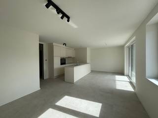 Op zoek naar een nieuwbouwappartement te huur in Blankenberge?<br /><br />Dan is dit felbegeerde nieuwbouwproject in de Ontmijnerstraat precies wat u zoekt. Dit project combineert optimaal wooncomfort, energiezuinigheid en een hoogwaardige afwerking.<br /><br />Dankzij de uitstekende ligging geniet u van een ideale balans tussen rust en bereikbaarheid. Het stadscentrum, winkels, openbaar vervoer, scholen en de zeedijk bevinden zich allemaal op korte afstand. Bovendien zijn de belangrijkste in- en uitvalswegen vlot bereikbaar, wat deze locatie bijzonder aantrekkelijk maakt voor gezinnen, koppels én alleenstaanden.<br /><br />De residentie omvat verschillende hedendaagse appartementen met een doordachte indeling, veel lichtinval en een hoogwaardige afwerking. Elk appartement werd ontworpen met aandacht voor wooncomfort en praktisch gebruiksgemak.<br /><br />Het aanbod bestaat uit 5 verschillende types:<br /><br /><ul><li>Appartement type 1 – 001 - VERHUURD<br /><br /> Ruim gelijkvloers appartement met 2 slaapkamers en een ruime tuin.<br /><br /> Huurprijs: € 1.125 / maand <br /><br /> Provisie gemeenschappelijke lasten: € 50 <br /><br /></li><li>Appartement type 2 – 002<br /><br /> Gezellig gelijkvloers appartement met 1 slaapkamer en een tuin.<br /><br /> Huurprijs: € 875 / maand<br /><br /> Provisie gemeenschappelijke lasten: € 25<br /><br /></li><li>Appartement type 3 – 101 &amp; 201<br /><br /> Moderne appartementen met 2 slaapkamers en een terras.<br /><br /> Huurprijs: € 1.050 / maand<br /><br /> Provisie gemeenschappelijke lasten: € 75<br /><br /></li><li>Appartement type 4 – 102 &amp; 202 - 102 VERHUURD<br /><br /> Ruime appartementen met 3 slaapkamers en een terras.<br /><br /> Huurprijs: € 1.150 / maand<br /><br /> Provisie gemeenschappelijke lasten: € 75<br /><br /></li><li>Appartement type 5 – 301 (penthouse) - VERHUURD<br /><br /> Charmant appartement op de dakverdieping met 2 slaapkamers en een ruim terras.<br /><br /> Huurprijs: € 975 / maand<br /><br /> Provisie gemeenschappelijke lasten: € 75<br /><br />Daarnaast zijn er binnen de residentie ook garageboxen en staanplaatsen beschikbaar.<br /><br />Er zijn in totaal 5 garageboxen, die optioneel kunnen gehuurd worden aan €160 per maand. Deze garageboxen zijn voorzien van de mogelijkheid om een elektrische wagen op te laden.<br /><br />Verder zijn er 3 staanplaatsen beschikbaar aan €100 per maand.<br /><br />Deze nieuwbouwresidentie biedt tal van troeven: energiezuinig wonen, moderne architectuur, kwalitatieve materialen, comfortabele leefruimtes en een uitstekende ligging nabij alle voorzieningen én de kust. Een ideale woonplek voor wie op zoek is naar hedendaags wooncomfort in een aangename omgeving.<br /><br />Domiciliëring op het adres is verplicht.<br /><br />EPB in opmaak!<br /><br />Beschikbaar 1/06/2026</li></ul>
