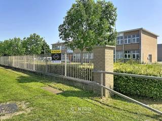 Instapklare opslagruimte (144m2) voorzien van 2 sectionaalpoorten + kantoor (Circa 24m2) te Lissewege!<br /><br /><u><strong>Benaderende OPPERVLAKTEN:</strong></u><br />Magazijn: 144m2 of 12m x 12m<br />Kantoor: Circa 24m2.<br />2 private parkeerplaatsen.<br /><br /><strong>INDELING:</strong><br /><u><strong><em>Gelijkvloers:</em></strong></u><br />Magazijn/opslagruimte, toegankelijk via gemeenschappelijke inkomhal met  2 elektrische  sectionaalpoorten.<br /><br /><u><strong>AFWERKING:</strong></u><br />Solideconstructie - gepolierde betonvloer - plat dak - 2 elektrische sectionaalpoorten - kantoor (voorzien van dubbele beglazing).<br /><br /><u><strong>GEMEENSCHAPPELIJKE UITRUSTING:</strong></u><br />- Openbare wegenis.<br />- Collectief waterbufferbekken.<br />- Openbare verlichting.<br /><br /><u><strong>GROTE TROEVEN:</strong></u><br />- Hoekpand met zichtbaarheid!<br />- Voldoende parkeergelegenheid.<br />- Solide gebouw.<br /><br /><u><strong>BESTEMMINGSMOGELIJKHEDEN:</strong></u><br />Volgens het gewestplan gelegen op ambachtelijke zone: productie, nijverheid, opslag, groothandel (B2B) met nevenactiviteiten (bedrijfswoning). Geen HORECA of kleinhandel mogelijk als<br />hoofdactiviteit!<br /><br /><u><strong>LIGGING:</strong></u><br />Vlotte ontsluiting naar kust en binnenland via expresweg.<br />Op 1 km van secundaire wegen N34 en op 1km van autosnelwege A11.<br /><br />TOPaanbod voor de SNELLE BESLISSERS! Aarzel zeker niet om ons te contacteren voor verdere info: 050/70.01.02 - info@centro.be.