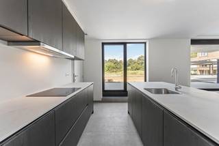 <strong>RESIDENTIE RENART <br /><br />Thuiskomen waar moderne achitectuur, riante woonruimtes en hoogwaardig comfort hand in hand gaan. <br /><br /></strong><span>Residentie Renart biedt 12 state-of-te-art appartementen die zich onderscheiden op vlak van comfort, afwerking en uitzonderlijke oppervlaktes. Zowel binnen als buiten. Elk appartement beschikt over 2 of 3 riante terrassen die een waardevol verlengstuk vormen van de mooie leefruimtes. Extra troef is het panoramisch uitzicht aan de achterzijde over het groene landschap. De binnenruimtes zijn doordacht ontworpen voor een maximaal woongenot en worden tot in de puntjes afgewerkt. <span>Daarnaast wordt een grote nadruk gelegd op energie-efficiëntie. De duurzame combinatie van hoogwaardige isolatie, zonnepanelen, ventilatiesysteem en een geavanceerde warmtepomp resulteert dan ook in een lagere energiefactuur. </span><br /><br /></span><strong>Riemst</strong><br /><br />Vertoeven in het groen en toch overal vlakbij? Dan is Riemst de perfecte uitvalsbasis voor jou! Deze landelijke gemeente is centraal gelegen tussen de steden Maastricht, Bilzen, Tongeren en Visé. Bovendien liggen alle nodige voorzieningen op fietsafstand. Extra troef: een adembenemend uitzicht over de achtergelegen velden.