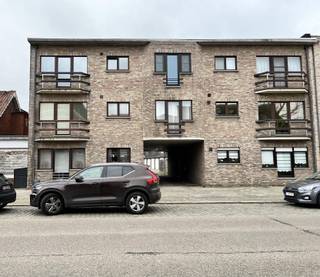 <div>U vindt dit gezellig appartement met terras en privéparking op een zeer centrale locatie op wandelafstand van winkels, scholen, openbaar vervoer en het ZNA Klina te Brasschaat. <br />Het appartement is gelegen op de tweede verdieping van een klein, verzorgd gebouw (zonder lift). <br /><br />U betreedt het gebouw via een lichte hal met een brede houten trap. Ruime en lichtrijke leefruimte met open keuken. Twee volwaardige slaapkamers, waarvan een toegang heeft tot een groot terras, bevinden zich aan de achterzijde van het appartement. De badkamer is ruim, voorzien van een dubbele wastafel, een moderne inloopdouche en een toilet. Bovendien bevindt zich hier een praktische grote bergruimte waar een wasmachine en droger kunnen worden aangesloten. <br /><br />Bij het appartement hoort ook een garagebox, welke achteraan het gebouw is gelegen (inbegrepen in de huurprijs).<br /><br />Bijzonderheden: <br />++ Gunstig EPC (117 kWh/m²) <br />++ Grote berging <br />++ Groot terras <br />++ Garagebox <br />++ Kleine gemeenschappelijke kosten (25€) <br />++ Goede bereikbaarheid aan talrijke invalswegen en openbaar vervoer <br /><br />Voor meer informatie of een bezoek ter plaatse, kan u vrijblijvend contact opnemen met Sigalit op 0475/66.84.74 of sigalit@reds.be</div>