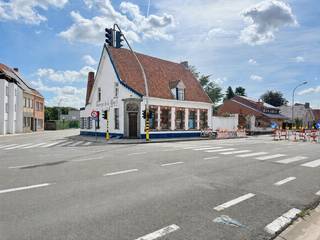 <strong>Authentiek historisch pand met karaktervolle binnenkoer op toplocatie nabij het station van Ingelmunster. </strong><br />Dit pand heeft een rijke geschiedenis, authentieke charme en tal van mogelijkheden. Gelegen vlak bij het station van Ingelmunster beschikt het over een <strong>uiterst commerciële ligging. </strong>Hierbij tevens de link naar de volledige vernieuwing van de stationsbuurt wat enkel een meerwaarde kan meebrengen aan deze prachtige eigendom. <br />https://www.ingelmunster.be/stationsbuurt<br />Deze karaktervolle woning dateert van <strong>vóór 1850</strong> en ademt geschiedenis dankzij de <strong>talrijke authentieke elementen</strong> die <strong>zorgvuldig bewaard</strong> zijn gebleven. De <strong>sfeervolle, met kasseien aangelegde binnenkoer</strong> vormt het <strong>kloppend hart</strong> van het eigendom en zorgt voor een <strong>bijzonder charmante en rustgevende uitstraling</strong>.<br />Op het gelijkvloers bevindt zich een <strong>ruime leefruimte/commerciële ruimte aan de straatzijde</strong>, aangevuld met twee extra kamers die perfect kunnen dienen als slaapkamer, bureau of hobbyruimte. Verder is er een traphal met daarnaast een <strong>praktische praktijkruimte</strong>, een inkomhal en een afzonderlijk gastentoilet.<br />Op de eerste verdieping bevindt zich een <strong>ruime, open leefruimte</strong> die tal van inrichtingsmogelijkheden biedt. op heden werd er een deel ingericht als slaapkamer. Aansluitend vindt u de keuken en de badkamer. Via de praktische berging bereikt u de uitgestrekte zolder, die extra opslagruimte biedt of verder kan worden ingericht, afhankelijk van uw wensen. Alle leidingen zijn hier voorzien voor het plaatsen van verwarming,... Extra slaapkamers inrichten is zeker mogelijk. Een ruime <strong>authentieke kelder </strong>biedt extra opbergruimte. <br />Ook buiten heeft deze eigendom heel wat troeven. Op de binnenkoer bevindt zich een <strong>ruime garage/schuur</strong>, die tal van mogelijkheden biedt. De reeds afgebroken schuur aan de achterzijde van het perceel dient heropgebouwd te worden met behoud van haar authentieke elementen, waardoor het historische karakter van het geheel behouden blijft.<br />Een bijzondere meerwaarde is dat er destijds reeds een <strong>bouwvergunning</strong> werd afgeleverd, die tevens werd goedgekeurd door het Agentschap Onroerend Erfgoed, voor de realisatie van <strong>drie woningen op de binnenkoer</strong>. Dit onderstreept het uitzonderlijke ontwikkelingspotentieel van deze eigendom en maakt het pand bijzonder interessant voor projectontwikkelaars, investeerders of wie op zoek is naar een karaktervol renovatieproject met uitgebreide toekomstmogelijkheden, denk aan horecagelegenheid met eventuele B&amp;B. <br /><br /><strong>Wenst u deze unieke eigendom te bezoeken neem dan zeker contact op om alle mogelijkheden te bespreken op het nummer 0475/31 73 07. </strong>
