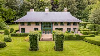 <strong>Exclusieve villa</strong> op toplocatie in <strong>Vriesdonk</strong>, gelegen op een perceel van ca. 6.411 m² met prachtig <strong>aangelegde parktuin</strong>.<br /><br />Deze <strong>uitzonderlijke villa</strong> bevindt zich in één van de <strong>meest gegeerde straten van Vriesdon</strong>k en geniet van een schitterende parktuin met vijver die <strong>volledige privacy</strong> garandeert. De woning verkeert in <strong>uitstekende staat van onderhoud</strong> en biedt royale leefruimtes, hoogwaardige afwerkingen en optimaal wooncomfort.<br /><br />Gelijkvloerse verdieping<br />- Via de imposante inkomhal op natuursteen, met een plafondhoogte van maar liefst 5 meter, betreedt u de woning. De hal beschikt over een vestiairekast, gastentoilet en een lift die alle niveaus verbindt (kelder tot eerste verdieping).<br />- De ruime leefruimte omvat een stijlvolle woonkamer van ca. 44 m² met gashaard en een aangename veranda/zithoek van ca. 28 m², beide met directe toegang tot de tuin. <br />- Aansluitend bevindt zich de elegante eetkamer van ca. 25 m².<br />- De royale <strong>leefkeuken </strong>van ca. 26 m² is uitgerust met kwalitatieve Miele-inbouwtoestellen, een gezellige ontbijthoek en biedt eveneens toegang tot het terras. <br />- Verder beschikt deze verdieping over een praktische bijkeuken van ca. 18 m² met wasvoorzieningen en een aparte dienstingang.<br />- Een absolute troef is het <strong>binnenzwembad </strong>van ca. 66 m², compleet met sauna, kleedruimte, douche en toilet. <br />- Daarnaast is er een vrijstaande dubbele garage van ca. 43 m², geschikt voor twee ruime wagens.<br /><br />Eerste verdieping:<br />- De ruime nachthal met ingemaakte kasten en apart nachttoilet geeft toegang tot de verschillende slaapvertrekken.<br />- De master suite bestaat uit een royale slaapkamer van ca. 26 m², een volledig ingerichte dressing en een luxueuze badkamer van ca. 13 m² met dubbele wastafel, inloopdouche en toilet.<br />- Verder zijn er drie ruime slaapkamers van respectievelijk ca. 18 m², 22 m² en 20 m², alsook een aparte douchekamer.<br />- Via een vaste trap bereikt u de zolderverdieping van ca. 84 m², die tal van mogelijkheden biedt.<br /><br />Troeven<br />- <strong>Topligging </strong>in één van de meest gezochte straten van Vriesdonk<br />- Perceel van ca. 6.411 m² met prachtig aangelegde parktuin en vijver<br />- Volledige privacy<br />- Binnenzwembad met sauna en wellnessgevoel<br />- <strong>Lift </strong>aanwezig<br />- <strong>Royale volumes en veel lichtinval</strong><br />- Uitstekend onderhouden villa<br />- Unieke residentiële ligging<br />- Airco in de slaapkamer(s)<br />- EPC B-label<br /><br />Stedenbouwkundige inlichtingen in aanvraag