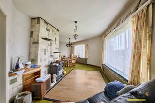 <p><span>Deze rustig gelegen gelijkvloerse woning heeft nog een tikkeltje liefde nodig om er jouw droomwoning van te maken. Maar potentieel heeft ze zeker!</span></p><p><span> </span></p><p><span>Met 2 gelijkvloerse slaapkamers, een goed doorlichte woonruimte en extra veranda is dit huis een ideale basis voor een thuis-op-langere-termijn.</span></p><p><span><br />Verder is er een droge kelder maar ook de dubbele garage biedt enorm veel opbergruimte.</span></p><p><span> </span></p><p><span> </span></p><p><span>Technisch gezien zijn er al wat belangrijke zaken aangepakt: de verwarmingsketel is vernieuwd en het dak van zowel woning als garage is gerenoveerd.</span></p><p><span>En de woning asbestveilig! Alweer een zorg minder...</span></p><p><span> </span></p><p><span> </span></p><p><span>Renovatieverplichting residentiële gebouwen van toepassing.<br />Meer info: https://energiesparen.be/renovatieverplichting</span></p>