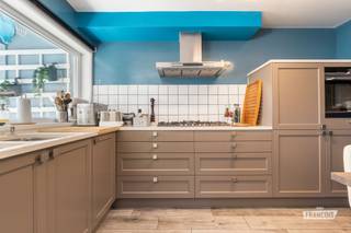 Dit volledig gerenoveerd appartement bevindt zich op een toplocatie te Oostende. Om de hoek bevindt zich de zeedijk en u bereikt het centrum in een handomdraai. Evenzeer bevinden zich op fiets/wandel afstand o.a. een bakker, slagerij, groentewinkel en supermarkt.<br /><br />Het pand werd recent volledig gerenoveerd en is volledig instapklaar. Het betreft daarenboven een kleinschalige residentie wat de maandelijkse kosten aanzienlijk drukt. <br /><br />Bij het betreden van het appartement heeft u een ruime inkomhal die de kamers met elkaar verbindt. Hier is er tevens tal van kastruimte beschikbaar alsook een apart toilet.<br /><br />De leefkamer heeft een open en lichtrijk aanvoelen. Er is hier zowel een eet-als leefhoek alsook een moderne keuken. Deze open keuken is voorzien van moderne apparatuur (met o.a. een inbouw oven, vriezer, koelkast, afwasmachine en gasfornuis voor de keukenliefhebber).<br /><br />Aan de voorzijde is er ook een groot binnenterras waar het gezellig vertoeven is. <br /><br />Achter in het appartement zijn er twee volwaardige slaapkamers aanwezig. Hier is er tevens een breed terras. De badkamer is uitgerust met een grote inloopdouche en lavabo.<br /><br />In het appartement is er een ruime berging met voldoende plaats voor wasmachine, droogkast en eventuele waterontharder. <br /><br />Er is een bijhorende kelder in het gebouw beschikbaar. <br /><br />Ideaal appartement voor alleenstaande, koppel of gezin met één kind, als 2de verblijf of als investeringsvastgoed voor verhuur.<br /><br />Aarzel niet en neem contact op voor meer info of een afspraak! <br /><br />