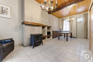 In de Moenaardestraat te Watou vinden deze ruime te renoveren woning met inpandige garage.De woning is slechts 150 meter gelegen van de markt van Watou, waardoor alle horeca en andere faciliteiten op wandelafstand zijn.Indeling:V-1: KelderGLV: Leefruimte - kamer - aparte keuken - badkamer voorzien van douche, wastafel en toilet - veranda - bergruimte - inpandige garageV+0.5: VautekamerV+1: Nachthal - 2 slaapkamers - zolderBuiten: Terras en tuinExtra's:* EPC: F* Wandelafstand van de markt* Inpandige garage* Kachels op stookolie* RenovatieverplichtingDit pand kan onderhevig zijn aan de renovatieverplichting die door de Vlaamse overheid wordt opgelegd voor residentiële gebouwen.Consulteer voor meer informatie de website van het Vlaams Energie- en Klimaatagentschap via https://www.vlaanderen.be/een-woning-kopen/renovatieverplichting-voor-residentiele-gebouwen-vanaf-2023.